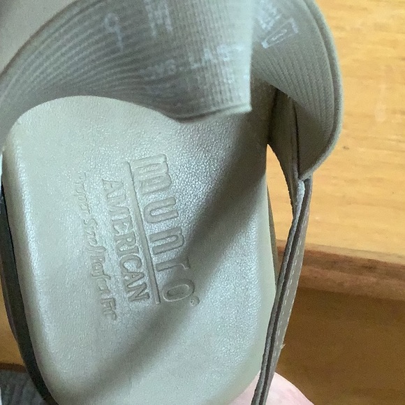 Women’s sandals. Beige/tan.  Munro size 9m but run narrow. Like new. - Picture 4 of 4